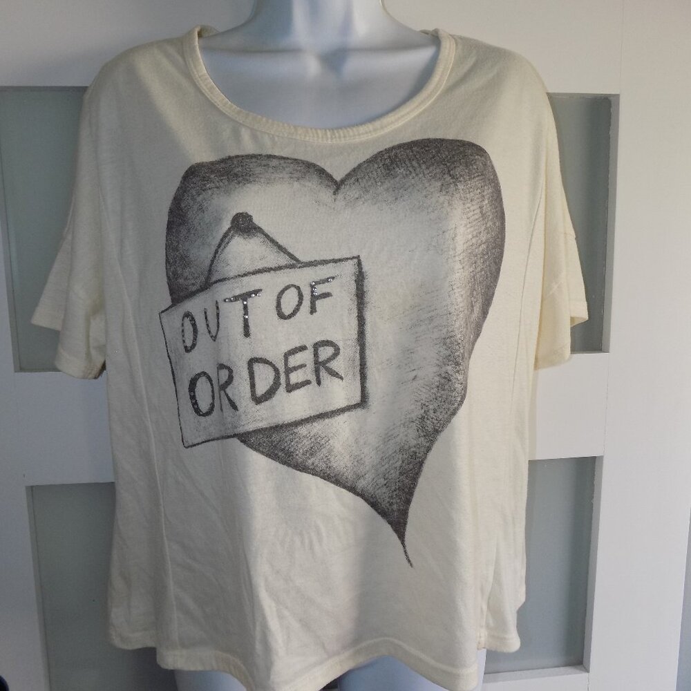 Cleo Out of Order Broken Heart Graphic Shirt Size M Women's